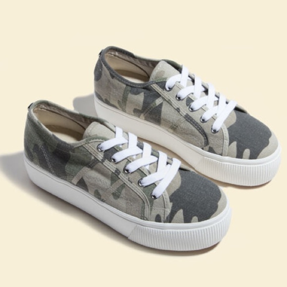 Like New Steve Madden Emmi Camo Sneaker
